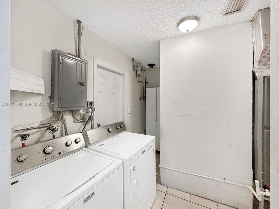 For Rent: $3,100 (3 beds, 1 baths, 1058 Square Feet)