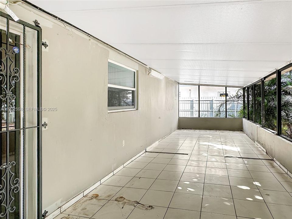 For Rent: $3,100 (3 beds, 1 baths, 1058 Square Feet)