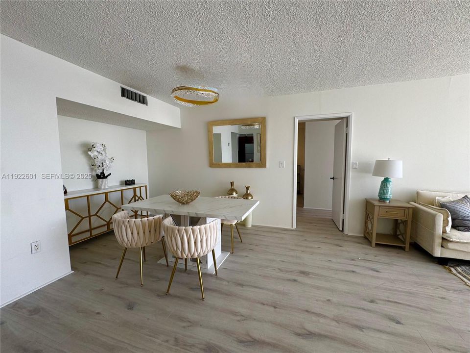 待售: $305,000 (2 贝兹, 2 浴室, 1146 平方英尺)