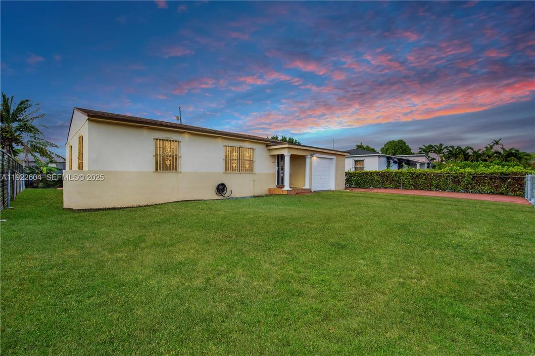 For Sale: $575,000 (2 beds, 2 baths, 1319 Square Feet)