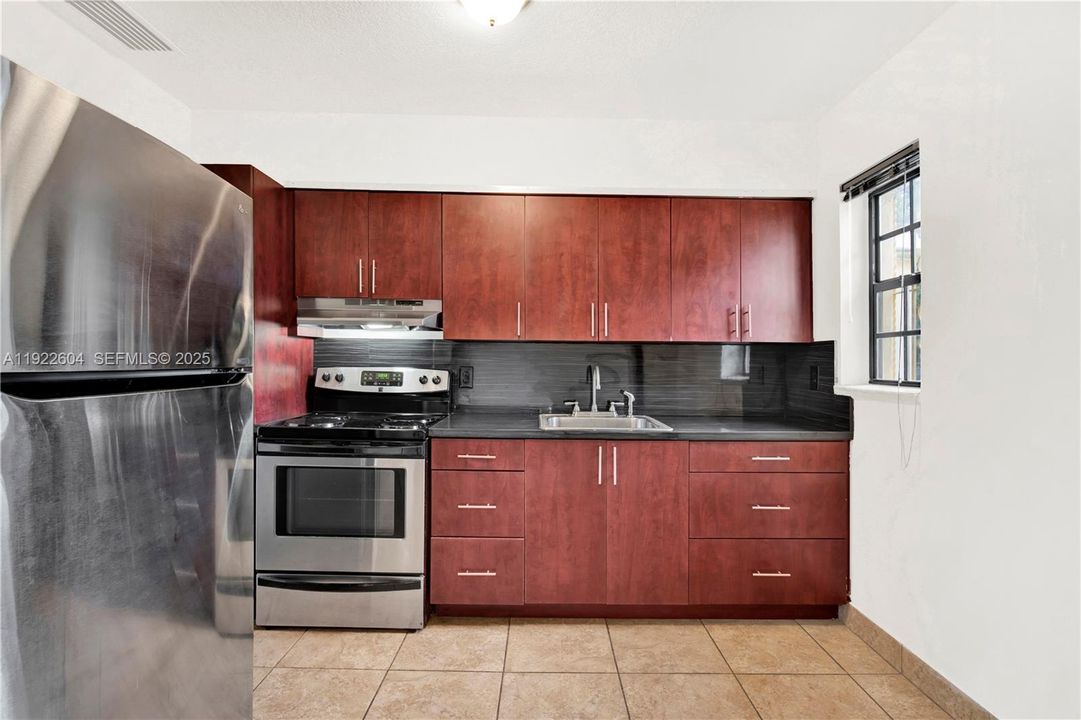 For Sale: $575,000 (2 beds, 2 baths, 1319 Square Feet)