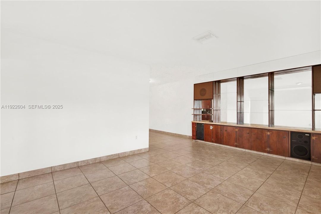 For Sale: $575,000 (2 beds, 2 baths, 1319 Square Feet)