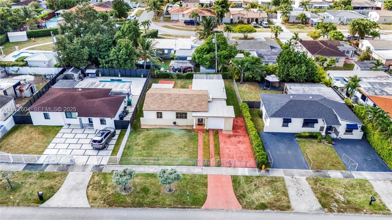 For Sale: $575,000 (2 beds, 2 baths, 1319 Square Feet)