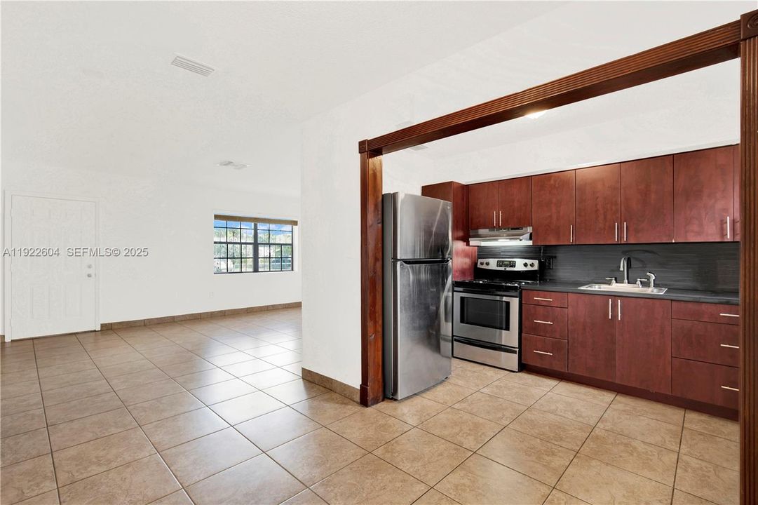 For Sale: $575,000 (2 beds, 2 baths, 1319 Square Feet)