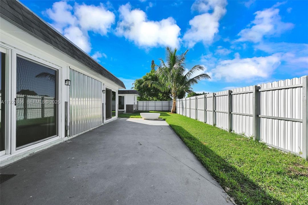 For Sale: $490,000 (4 beds, 2 baths, 1716 Square Feet)