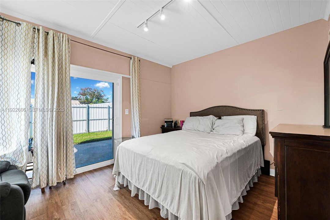 For Sale: $490,000 (4 beds, 2 baths, 1716 Square Feet)