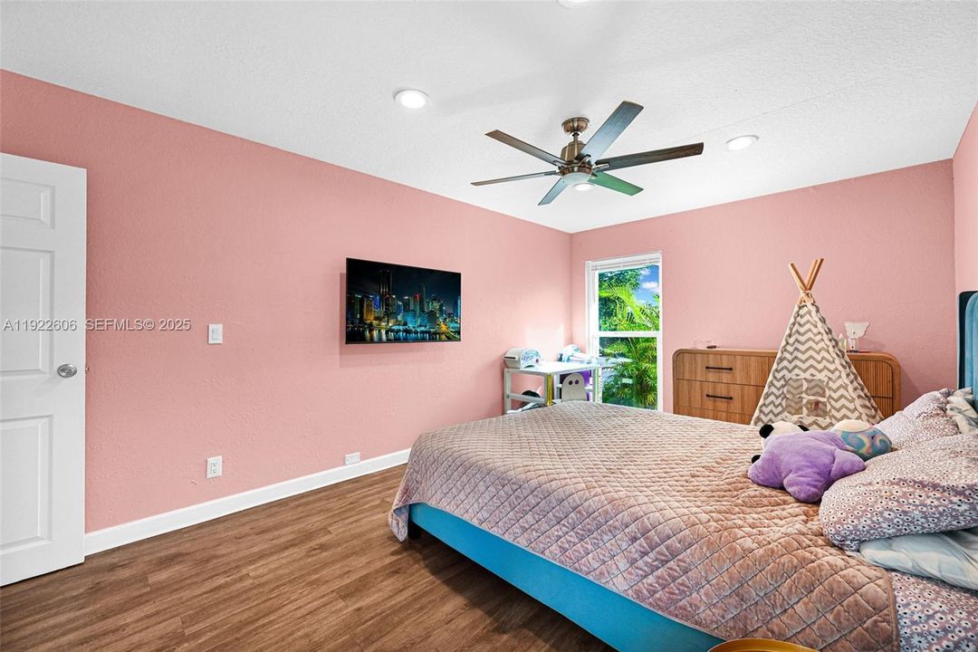 For Sale: $490,000 (4 beds, 2 baths, 1716 Square Feet)