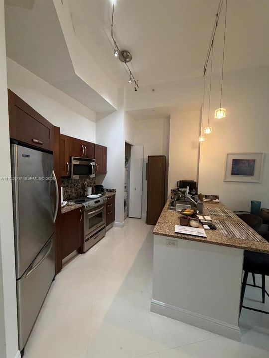 For Rent: $3,000 (1 beds, 1 baths, 900 Square Feet)