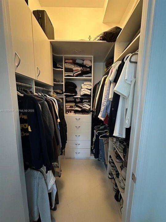 For Rent: $3,000 (1 beds, 1 baths, 900 Square Feet)