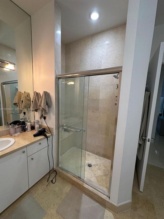 For Rent: $3,000 (1 beds, 1 baths, 900 Square Feet)