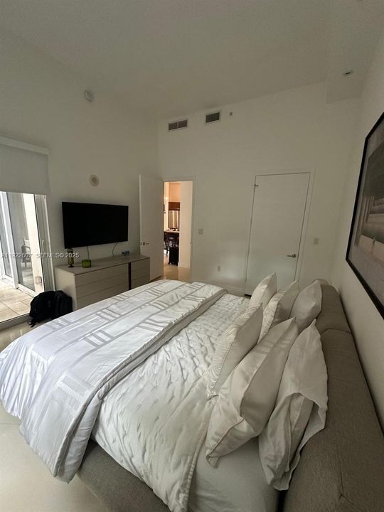 For Rent: $3,000 (1 beds, 1 baths, 900 Square Feet)