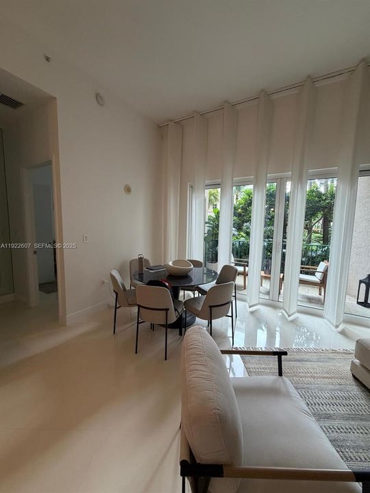 For Rent: $3,000 (1 beds, 1 baths, 900 Square Feet)