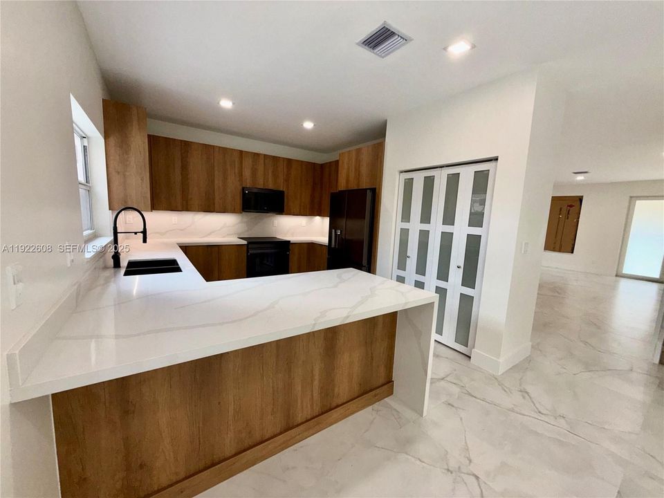 В аренду: $5,200 (4 спален, 2 ванн, 2885 Квадратных фут)