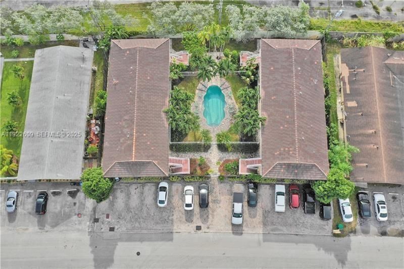 For Rent: $1,900 (2 beds, 1 baths, 772 Square Feet)