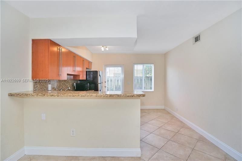 For Rent: $1,900 (2 beds, 1 baths, 772 Square Feet)