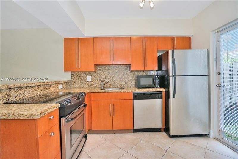 For Rent: $1,900 (2 beds, 1 baths, 772 Square Feet)