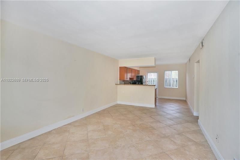 For Rent: $1,900 (2 beds, 1 baths, 772 Square Feet)