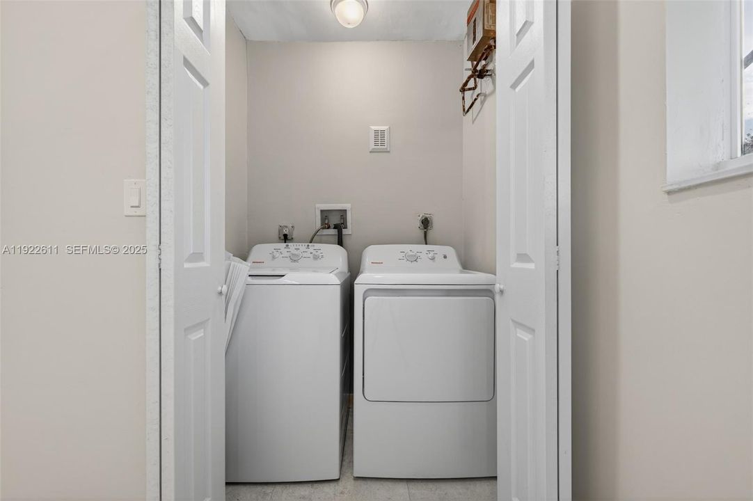 For Sale: $650,000 (3 beds, 2 baths, 1250 Square Feet)