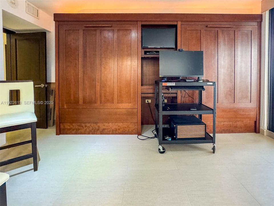 出租: $9,000 (3 贝兹, 2 浴室, 2367 平方英尺)