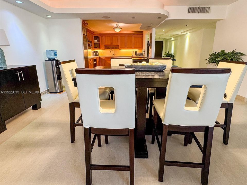 出租: $9,000 (3 贝兹, 2 浴室, 2367 平方英尺)