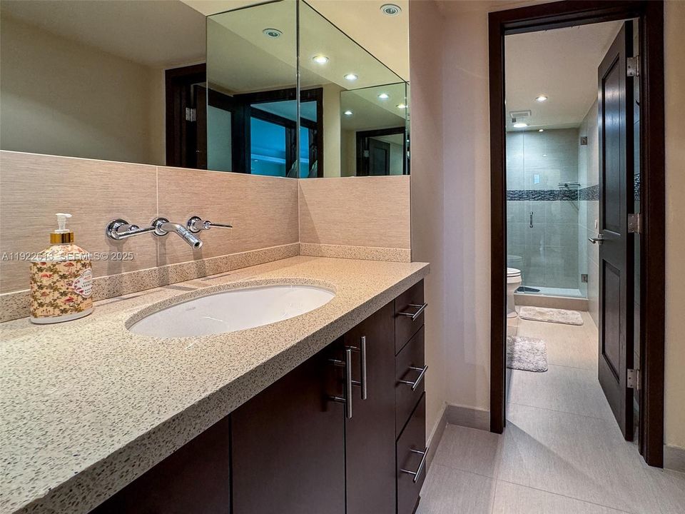 出租: $9,000 (3 贝兹, 2 浴室, 2367 平方英尺)