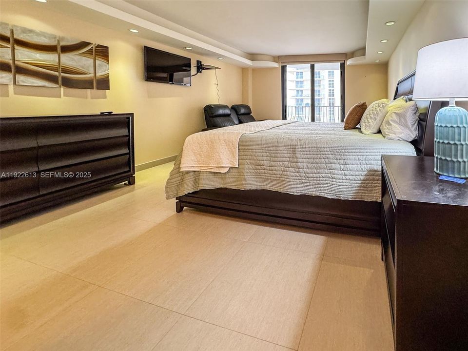 出租: $9,000 (3 贝兹, 2 浴室, 2367 平方英尺)