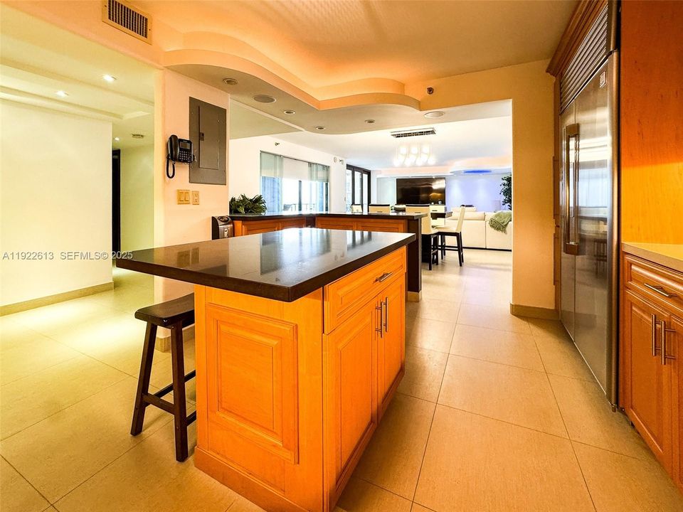 出租: $9,000 (3 贝兹, 2 浴室, 2367 平方英尺)