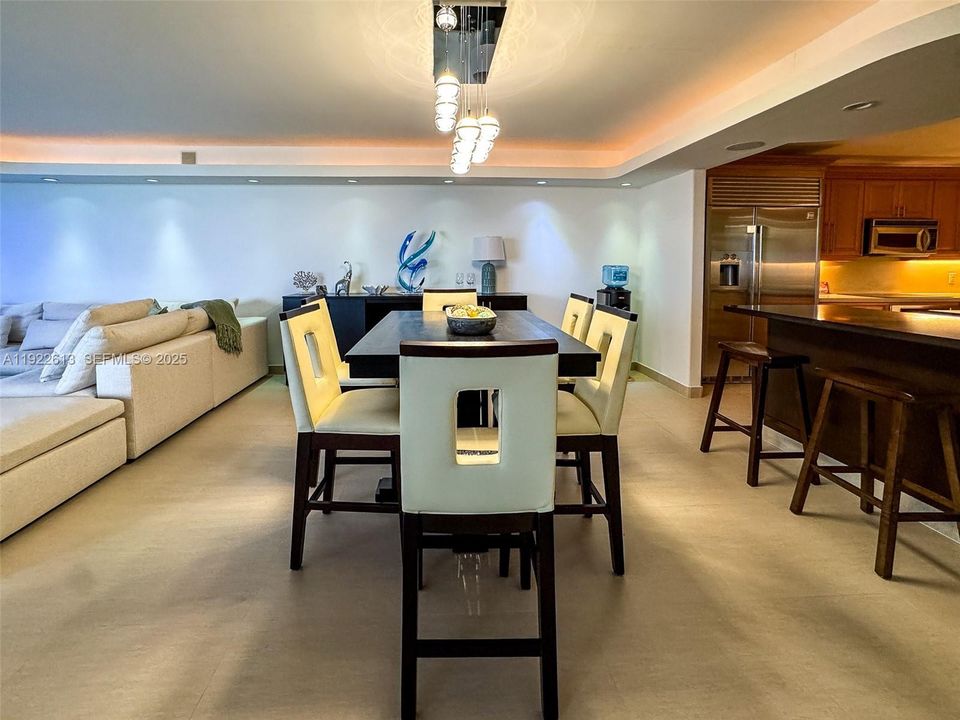 出租: $9,000 (3 贝兹, 2 浴室, 2367 平方英尺)