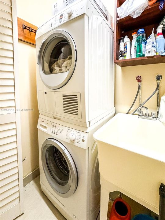 出租: $9,000 (3 贝兹, 2 浴室, 2367 平方英尺)