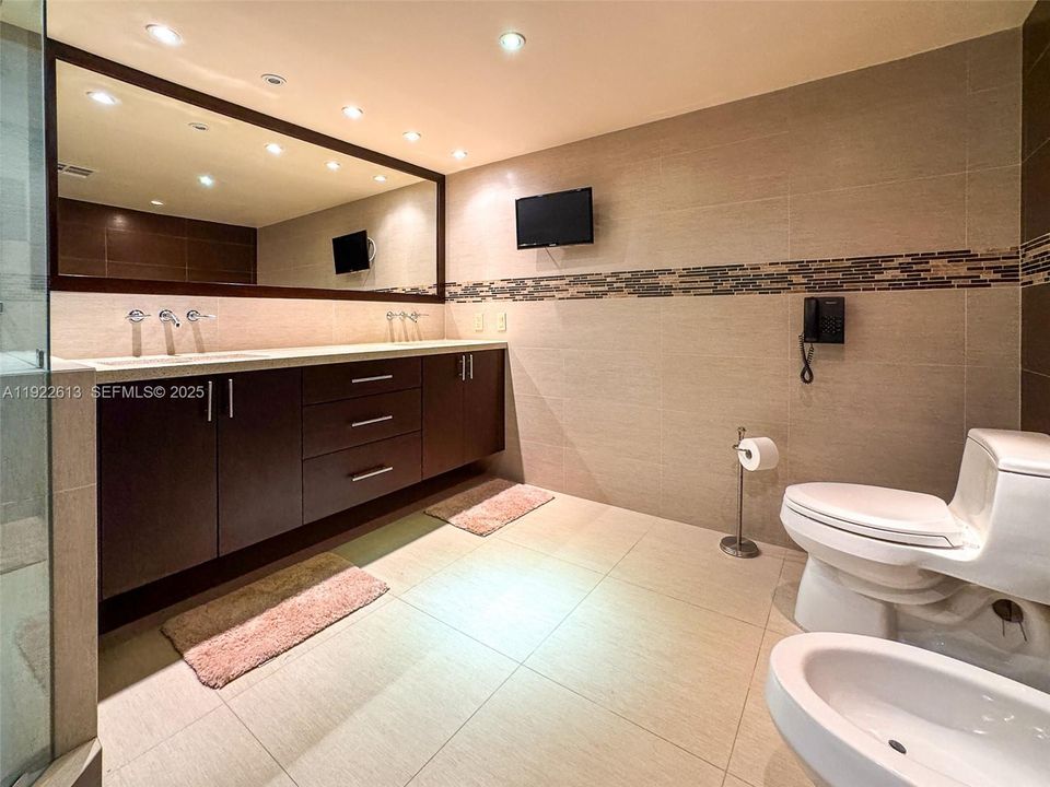 出租: $9,000 (3 贝兹, 2 浴室, 2367 平方英尺)