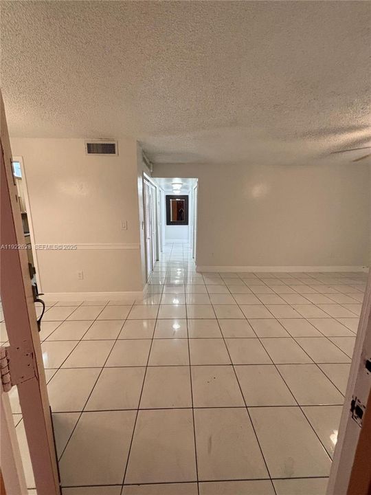 For Rent: $2,200 (2 beds, 2 baths, 918 Square Feet)