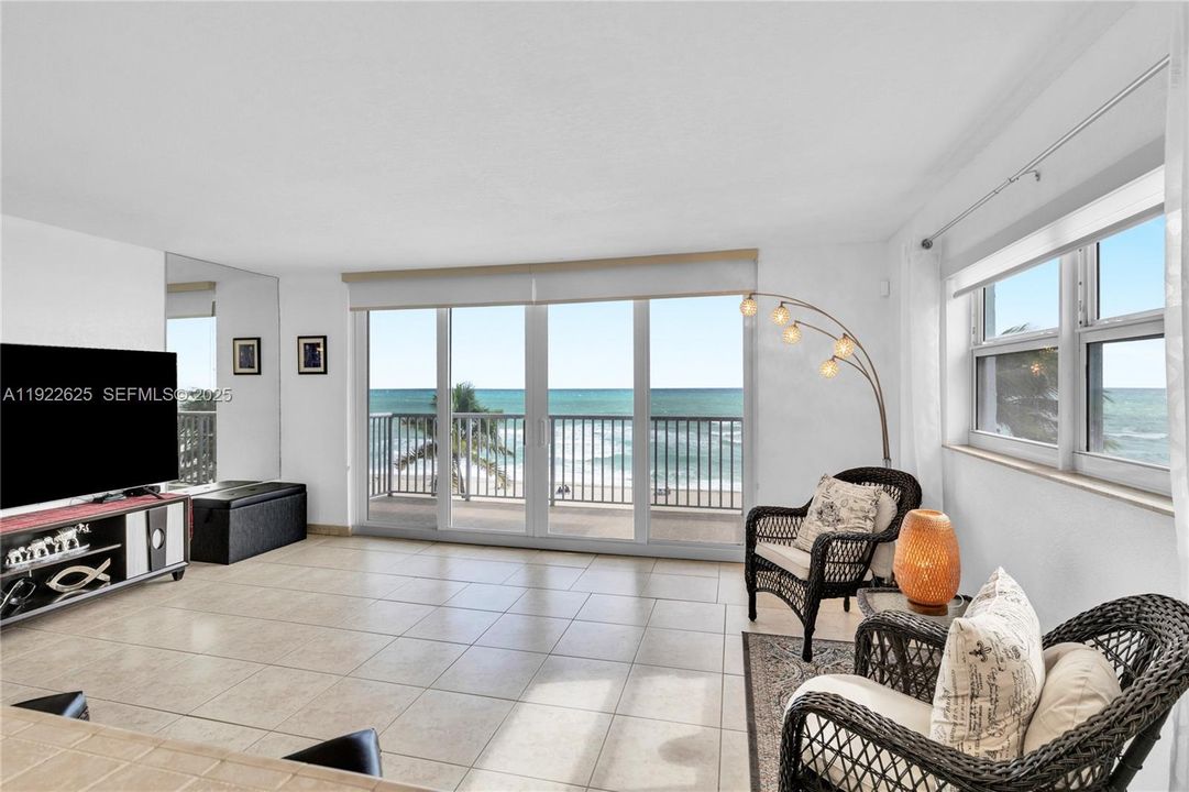 For Sale: $690,000 (2 beds, 2 baths, 1000 Square Feet)