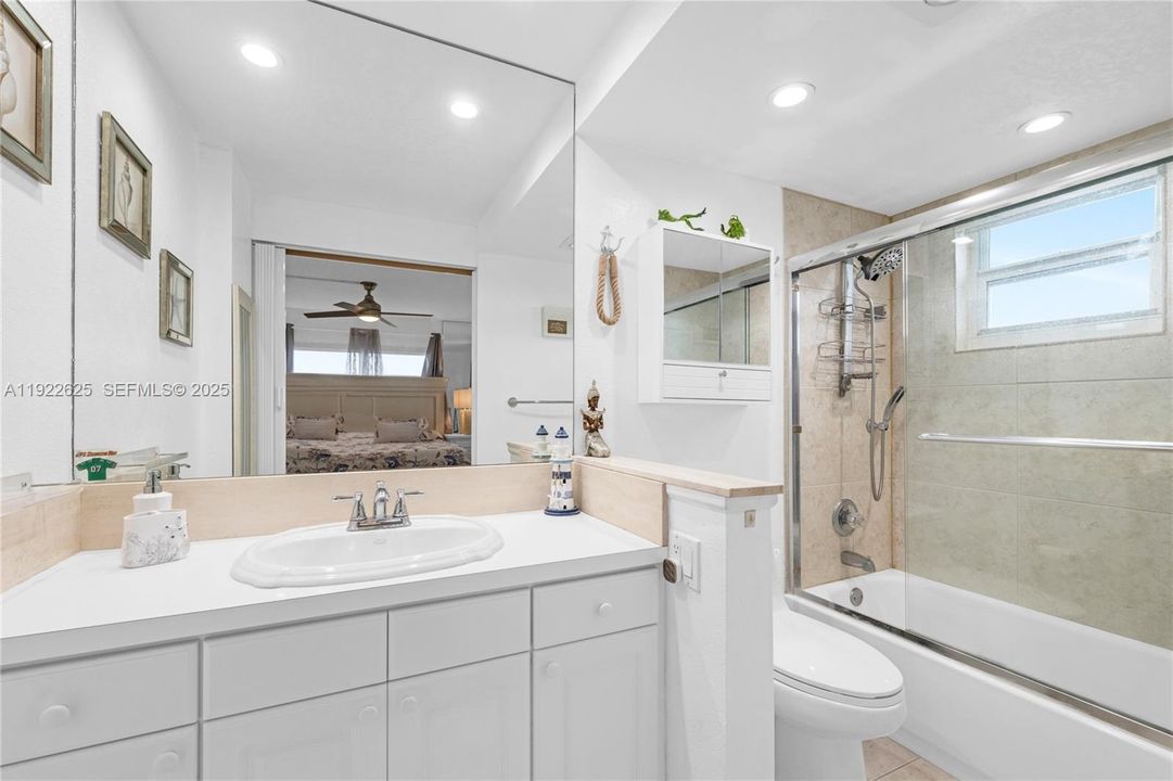 For Sale: $690,000 (2 beds, 2 baths, 1000 Square Feet)