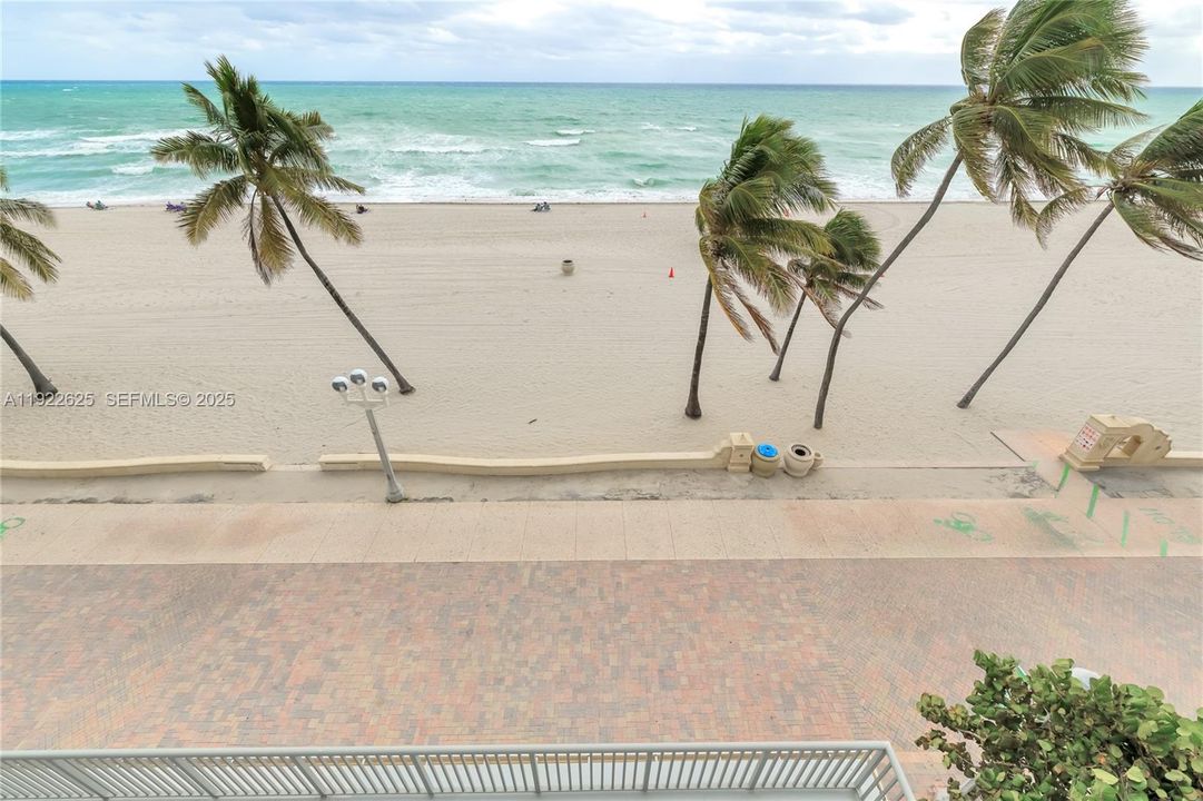 For Sale: $690,000 (2 beds, 2 baths, 1000 Square Feet)