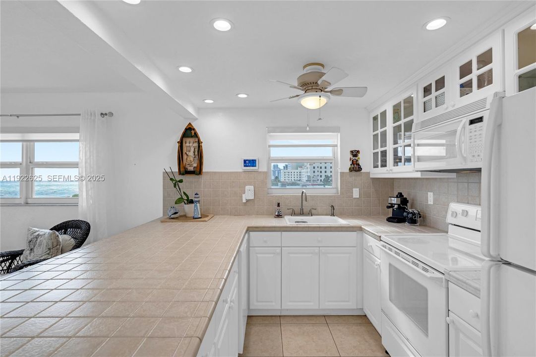 For Sale: $690,000 (2 beds, 2 baths, 1000 Square Feet)