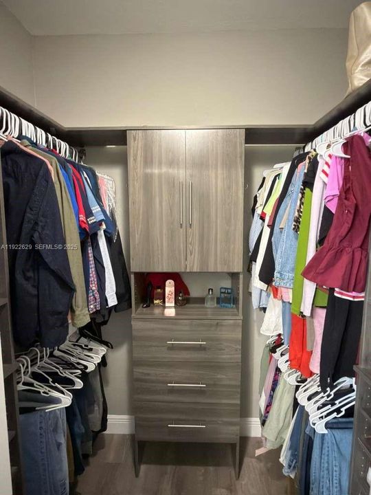 For Rent: $3,100 (3 beds, 3 baths, 1826 Square Feet)