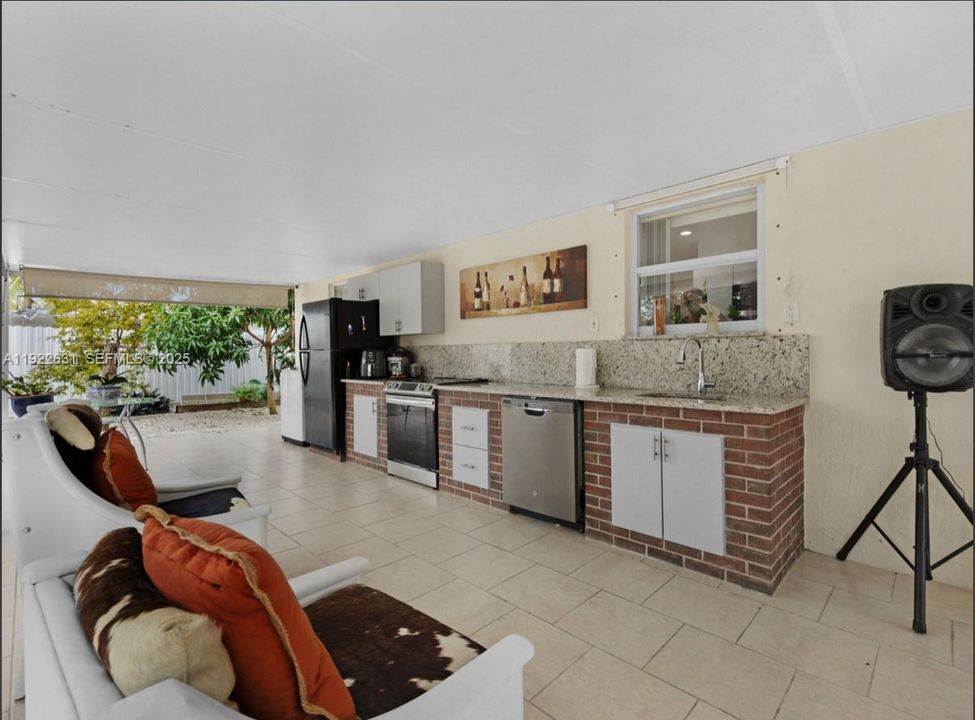 合同活跃: $525,000 (3 贝兹, 2 浴室, 1200 平方英尺)