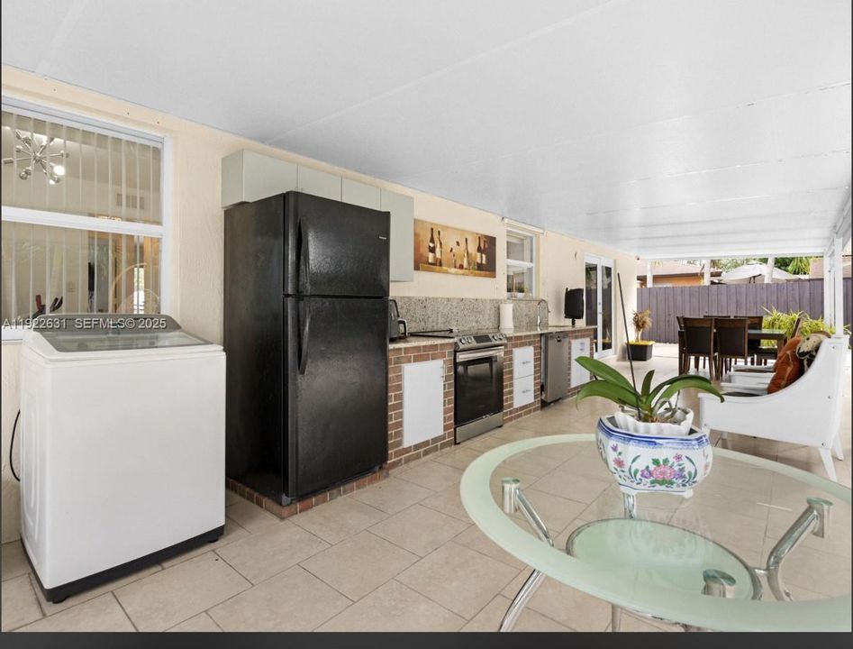 合同活跃: $525,000 (3 贝兹, 2 浴室, 1200 平方英尺)