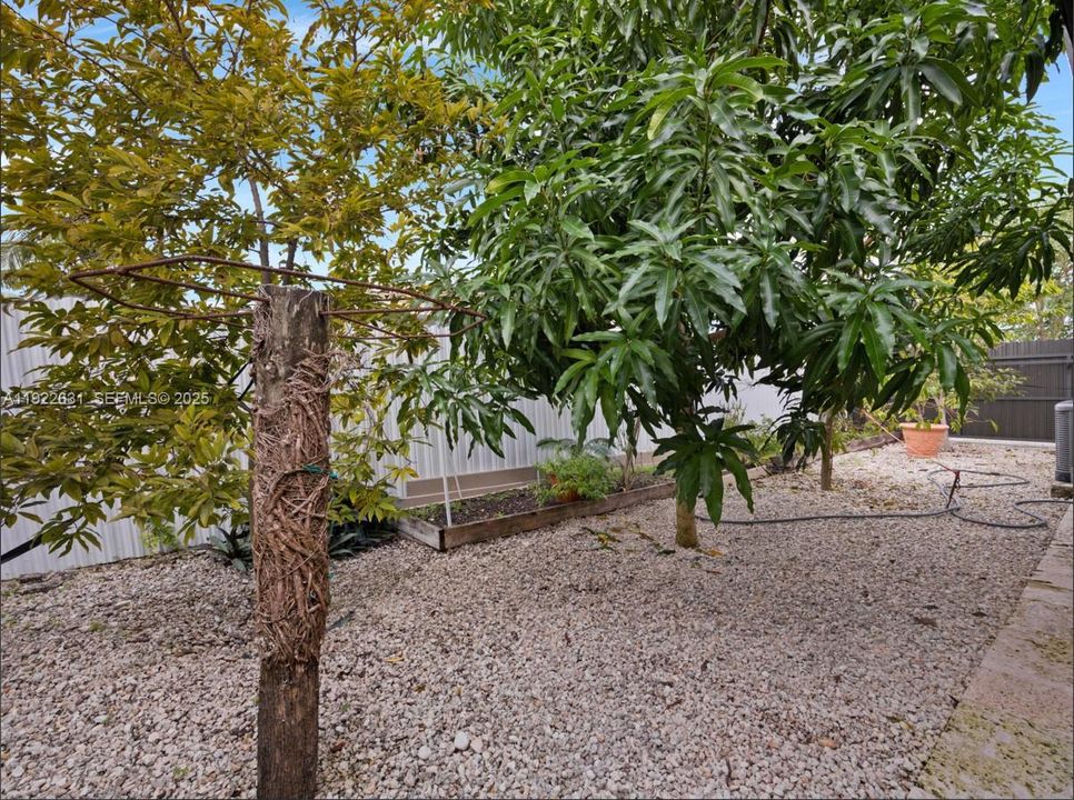 合同活跃: $525,000 (3 贝兹, 2 浴室, 1200 平方英尺)