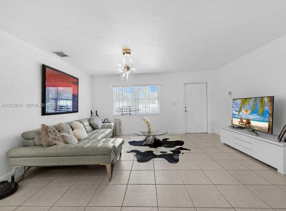 На продажу: $519,900 (3 спален, 2 ванн, 1200 Квадратных фут)