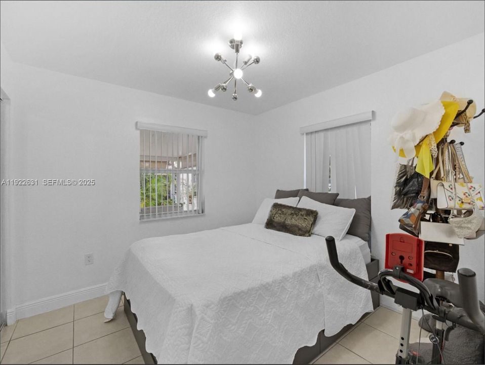 合同活跃: $525,000 (3 贝兹, 2 浴室, 1200 平方英尺)