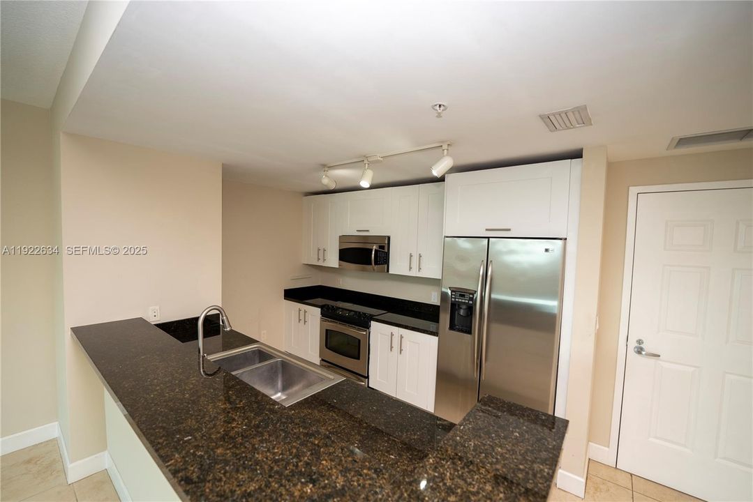 For Sale: $495,000 (1 beds, 1 baths, 780 Square Feet)