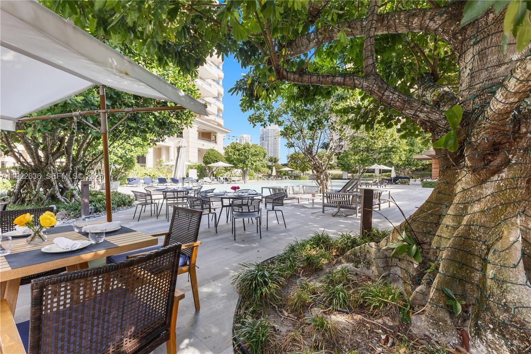 Residents-only private restaurant "La Piazza"