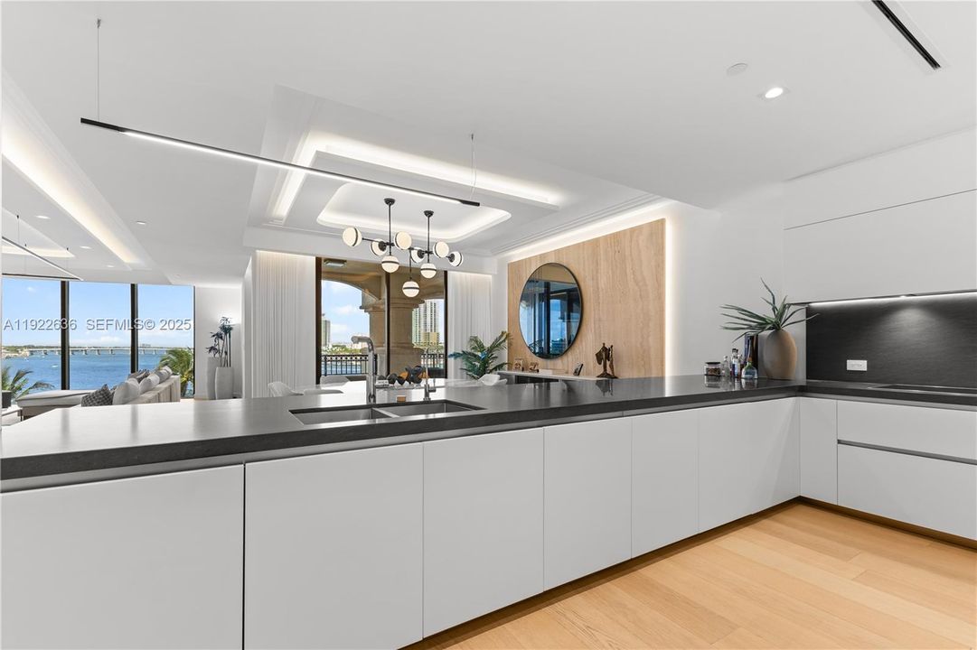 На продажу: $13,700,000 (3 спален, 3 ванн, 3620 Квадратных фут)