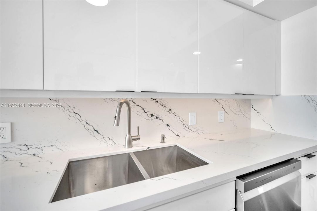 出租: $7,700 (2 贝兹, 2 浴室, 2020 平方英尺)