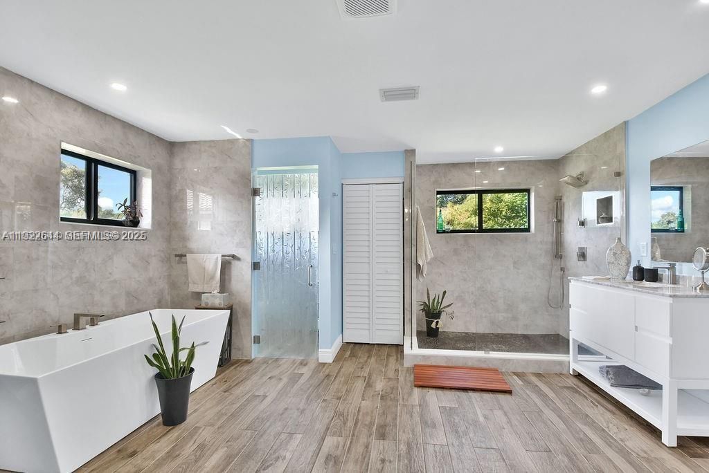 待售: $3,690,000 (6 贝兹, 4 浴室, 4052 平方英尺)