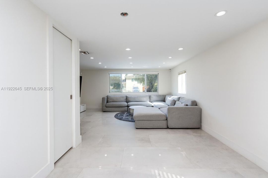 For Sale: $899,000 (3 beds, 2 baths, 1836 Square Feet)