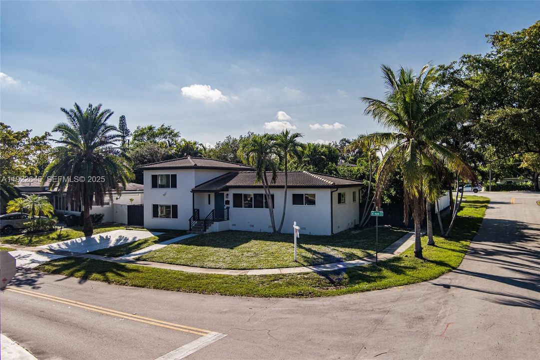 For Sale: $899,000 (3 beds, 2 baths, 1836 Square Feet)