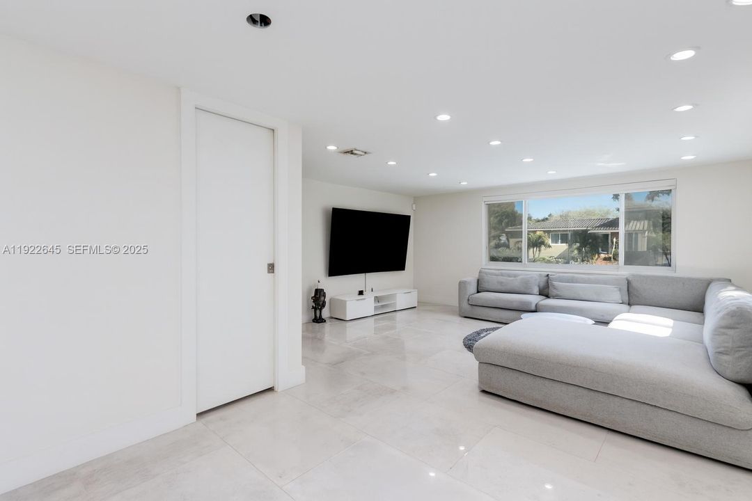 For Sale: $899,000 (3 beds, 2 baths, 1836 Square Feet)