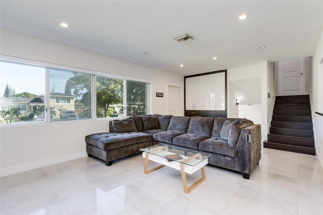 For Sale: $899,000 (3 beds, 2 baths, 1836 Square Feet)